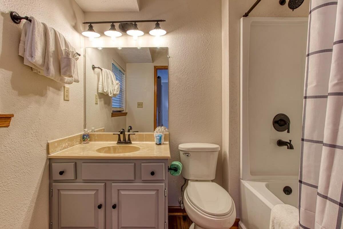 Pinecrest Townhomes-1King-2Queen Unit-Renovated ピジョンフォージ エクステリア 写真