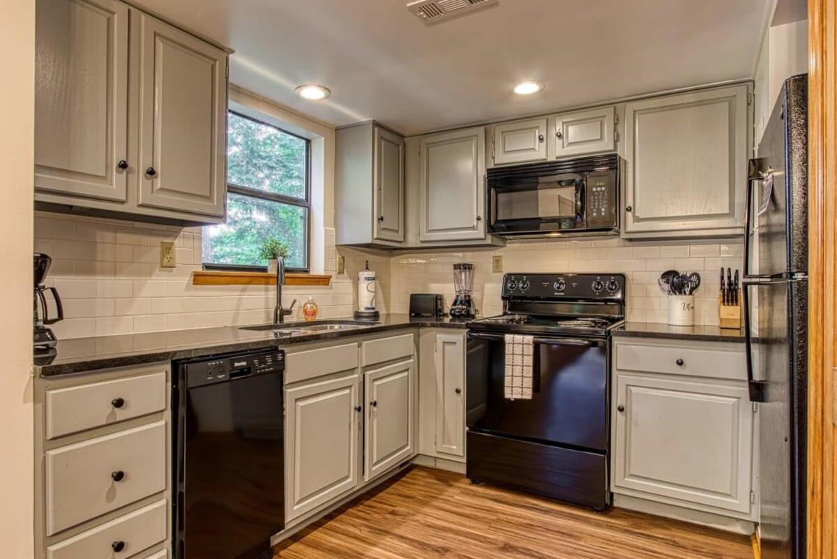 Pinecrest Townhomes-1King-2Queen Unit-Renovated ピジョンフォージ エクステリア 写真