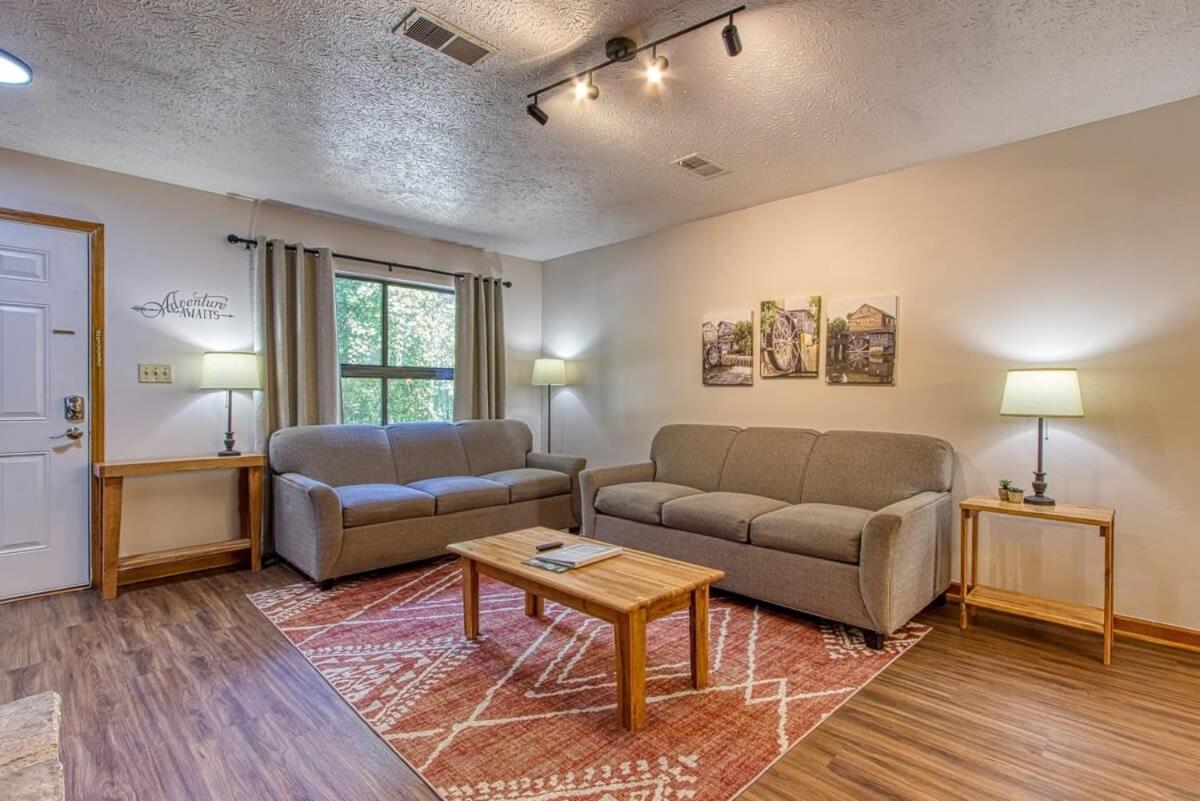 Pinecrest Townhomes-1King-2Queen Unit-Renovated ピジョンフォージ エクステリア 写真